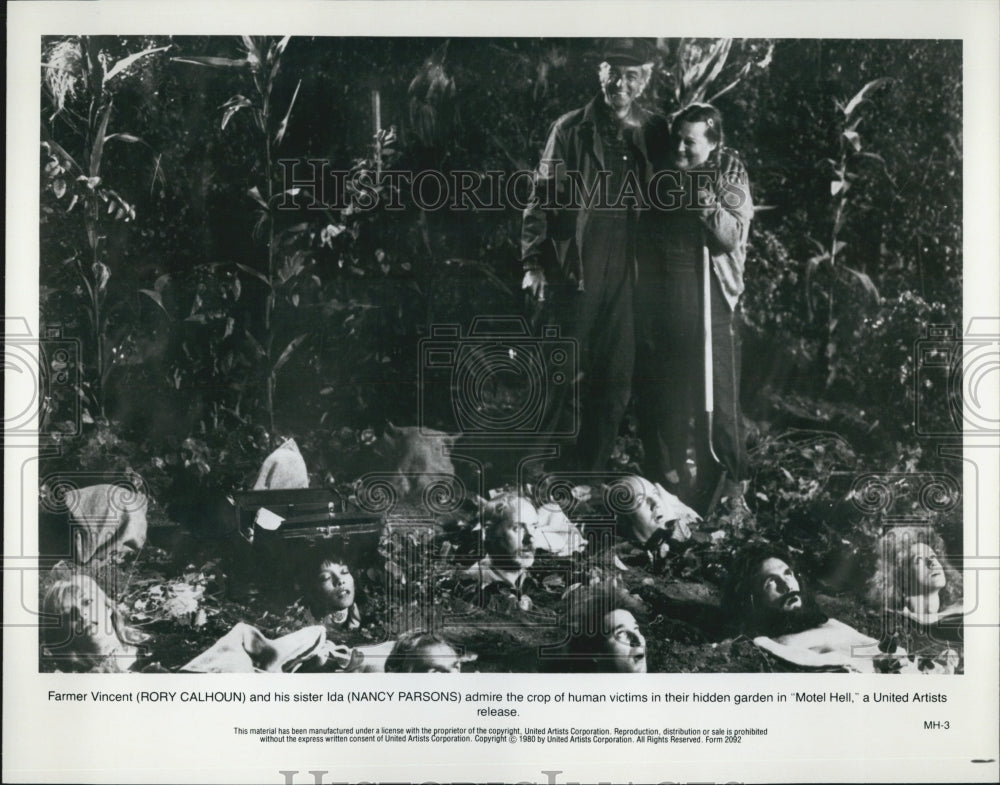 1980 Press Photo Rory Calhoun and Nancy Parsons in "Motel Hell" - Historic Images