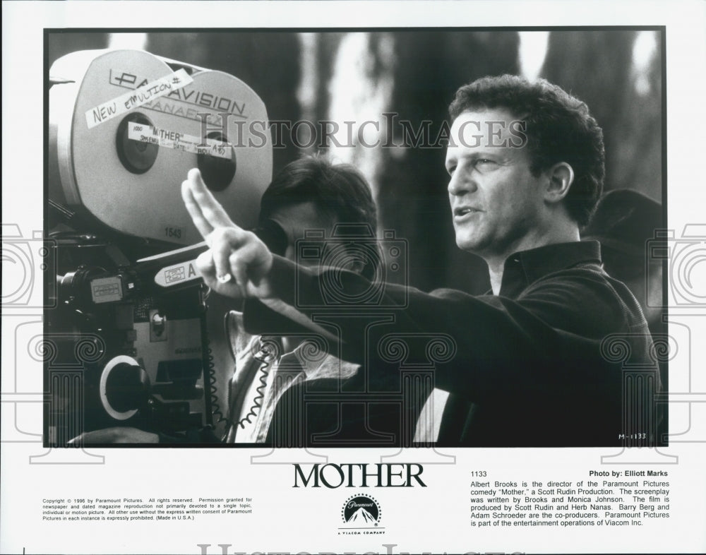 1996 Press Photo director Albert Brooks on the set of &quot;Mother&quot; - Historic Images