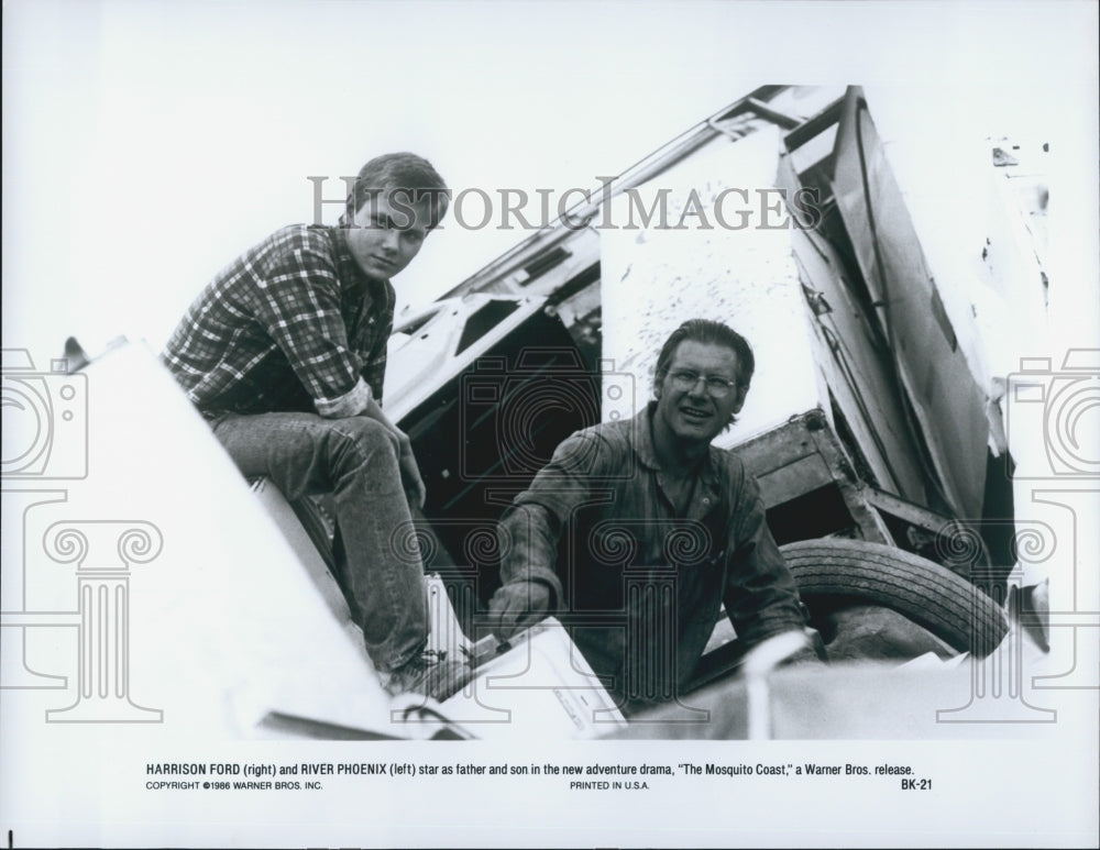 1986 Press Photo Harrison Ford River Phoenix in &quot;The Mosquito Coast&quot; - DFPG39181 - Historic Images