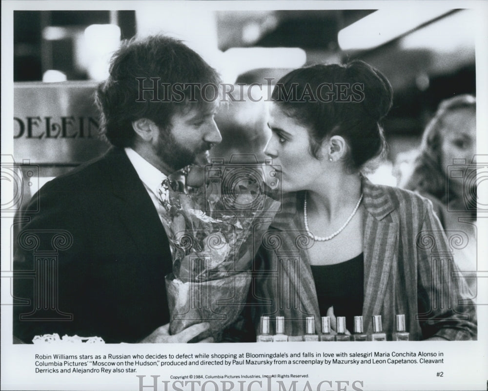 1984 Press Photo Robin Williams & Maria Conchita Alonso In Moscow On The Hudson - Historic Images