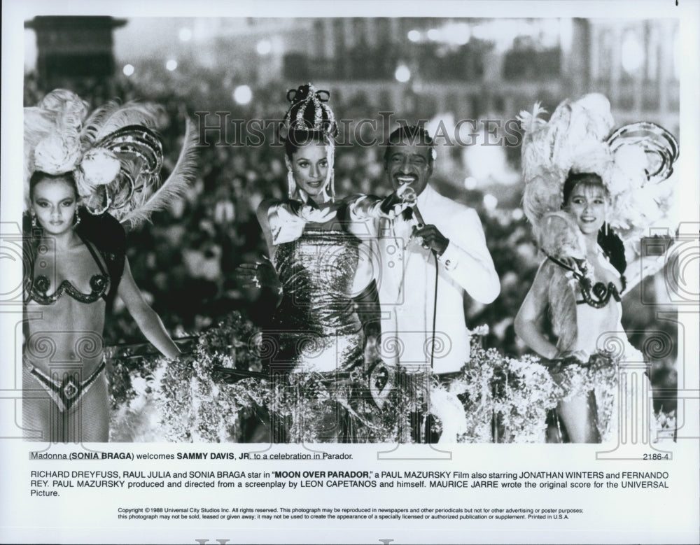 1988 Press Photo Sonia Braga &amp; Sammy Davis Jr. in &quot;Moon Over Parador&quot; - Historic Images