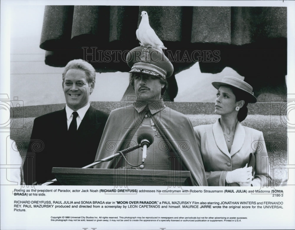 1982 Press Photo Dreyfuss, Braga, and Julia in &quot;Moon Over Parador&quot; - Historic Images