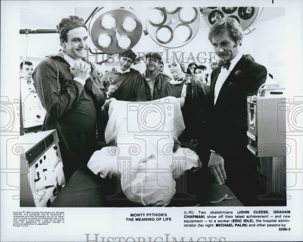 1983 Press Photo Cleese &amp; Chapman in &quot;Monty Python&#39;s The Meaning of Life&quot; - Historic Images