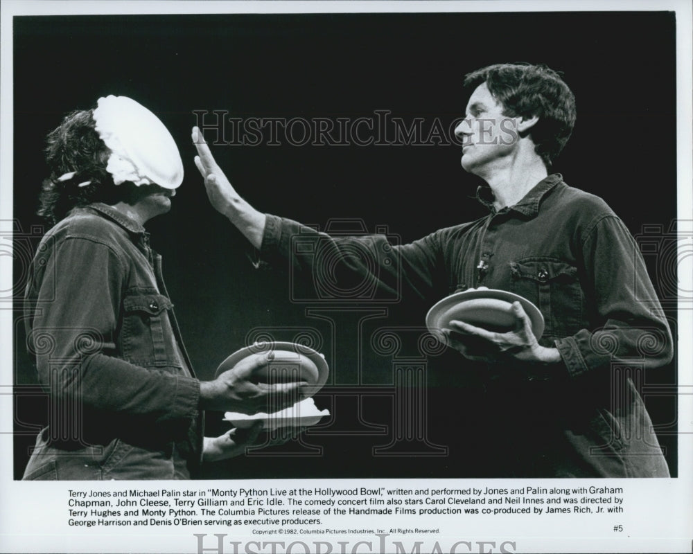 1982 Press Photo Jones & Palin in "Monty Python Live at the Hollywood Bowl" - Historic Images