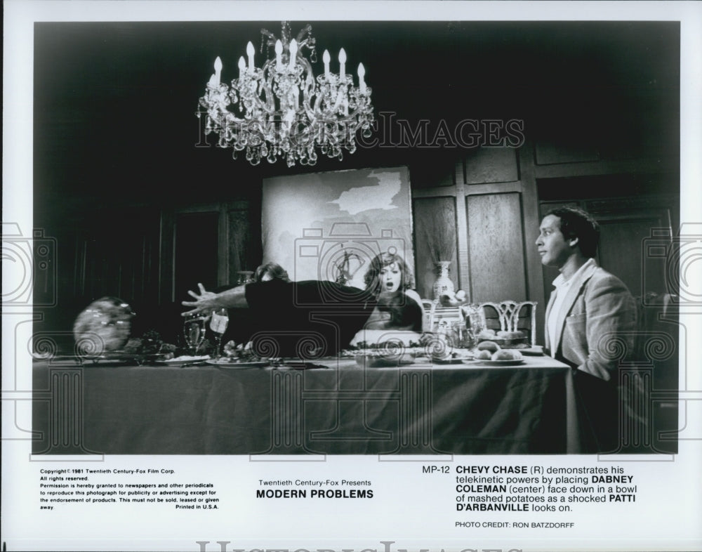 1981 Press Photo Chevy Chase Dabney Coleman D'Arbanville in "Modern Problems" - Historic Images