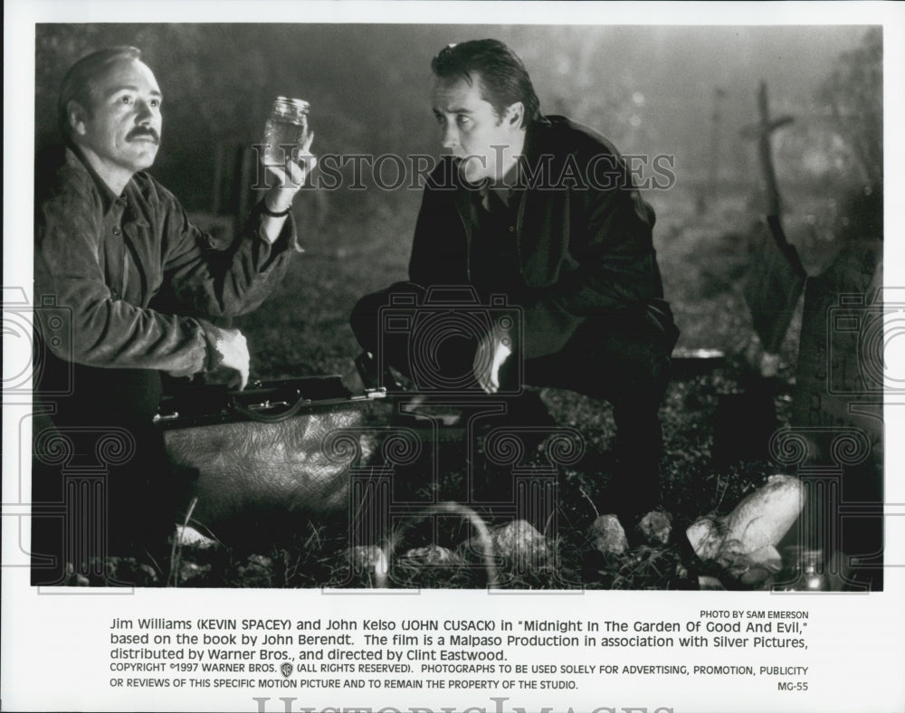 1997 Press Photo Kevin Spacey, John Cusack in &quot;Midnight in the Garden and Evil&quot; - Historic Images