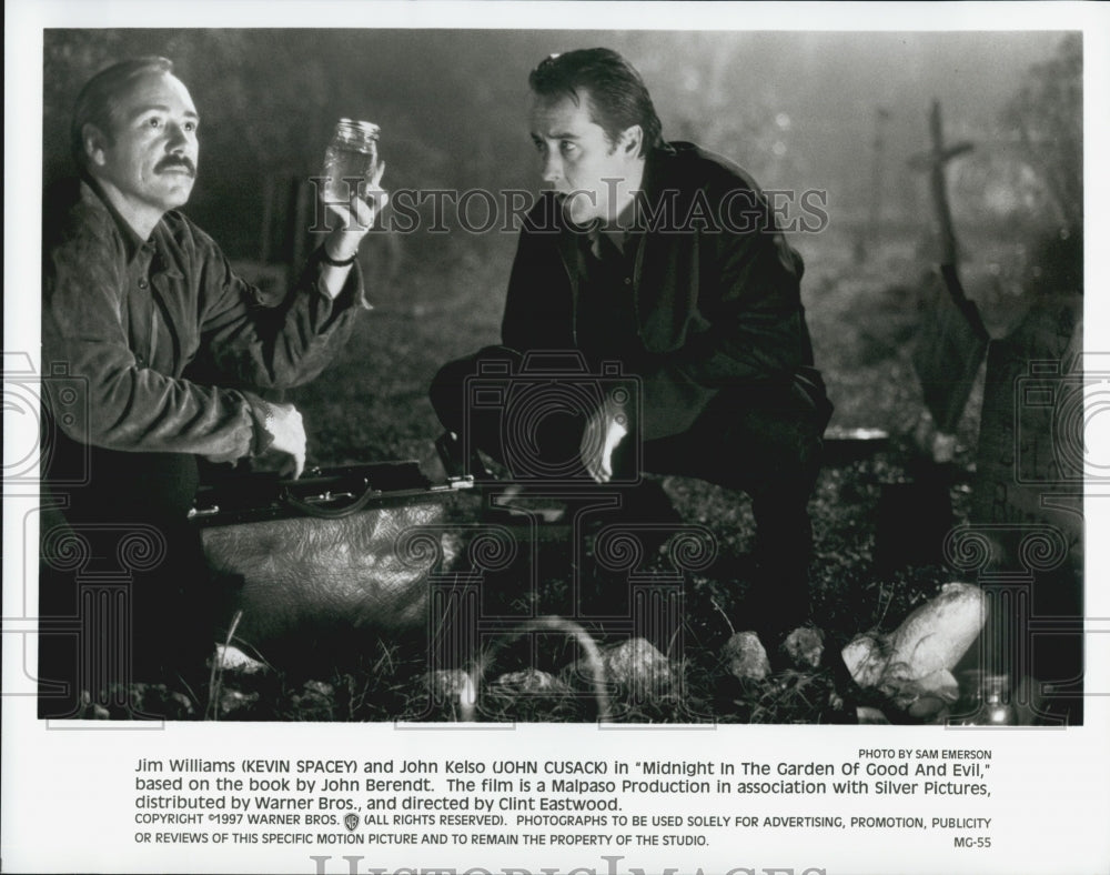 1997 Press Photo Kevin Spacey, John Cusack in "Midnight in the Garden and Evil" - Historic Images