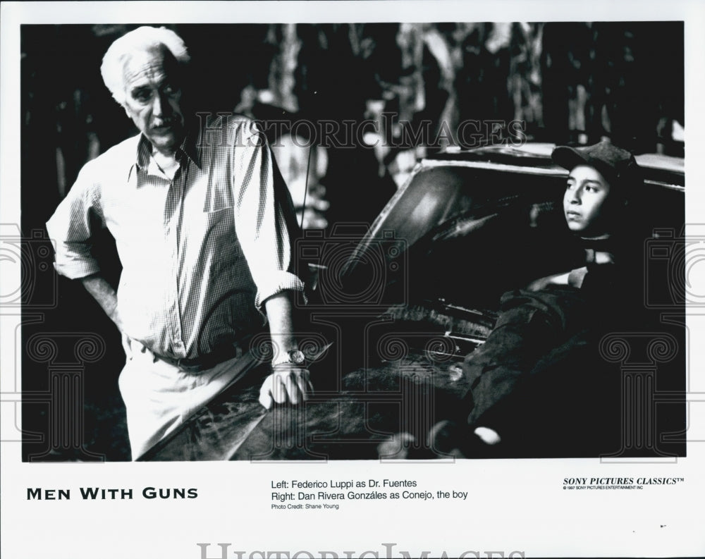 1997 Press Photo Federico Luppi, Dan Rivera Gonzales &quot;Men With Guns&quot; - Historic Images