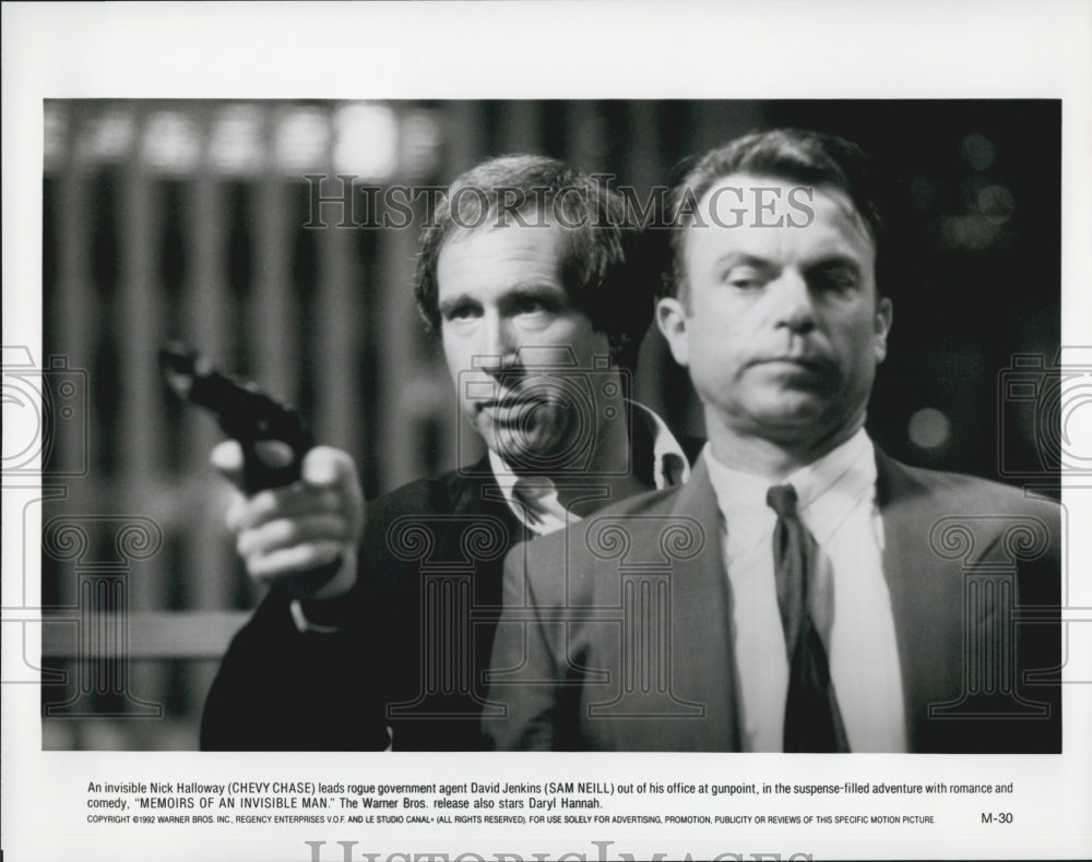 1992 Press Photo Chevy Chase, Sam Neill &quot;Memoirs of an Invisible Man&quot; - Historic Images