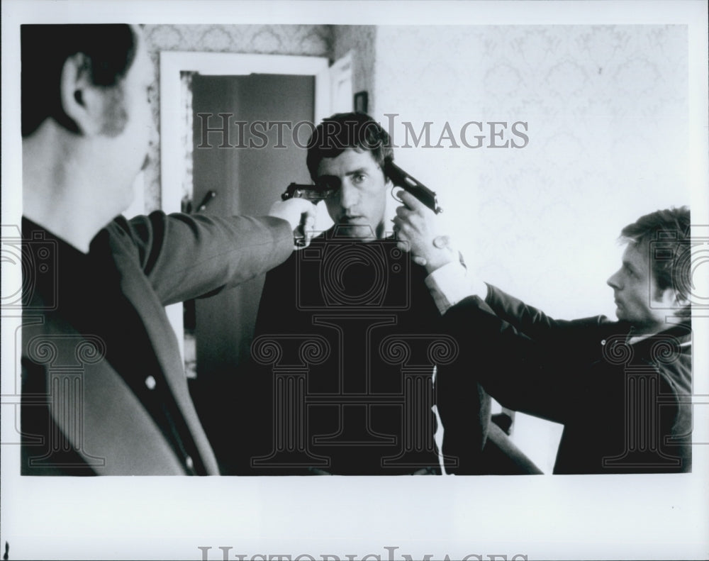 Press Photo Film Television Actor Gabriel Byrne Prison Scene - Historic Images
