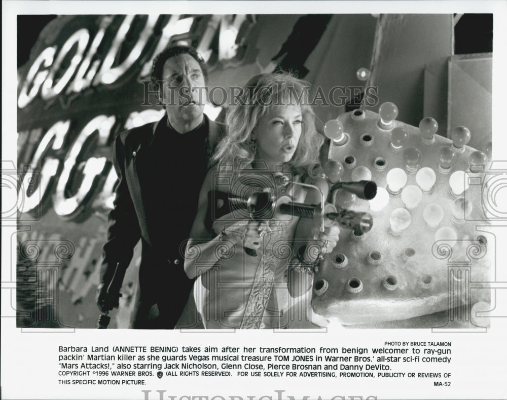 1996 Press Photo  &quot;Mars Attacks&quot; Annette Benning &amp; Tom Jones - Historic Images