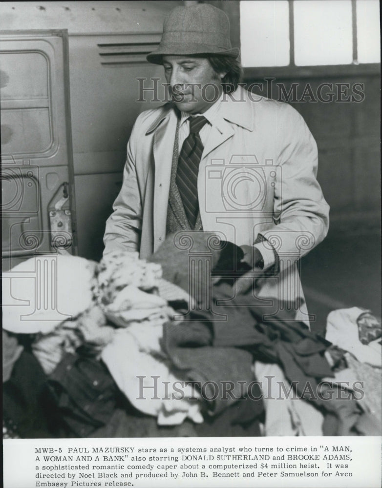1979 Press Photo "A Man A Woman & A Bank" Donald Sutherland - Historic Images