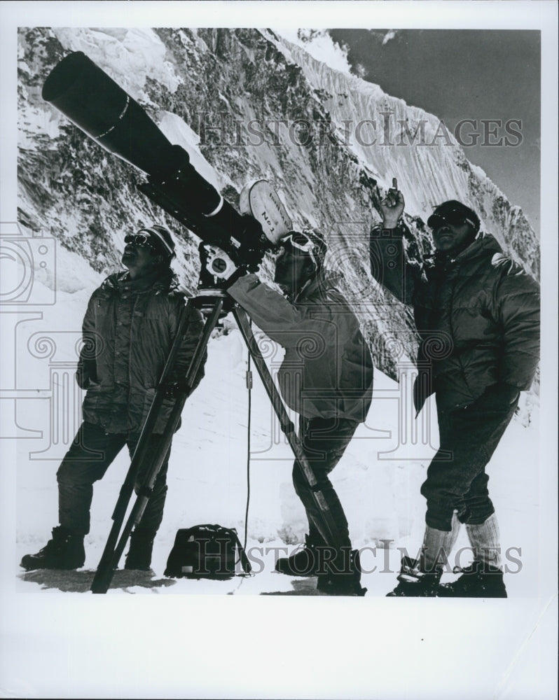 Press Photo Cameraman and Actors or Directors in Snowy Mountain Terrain - Historic Images
