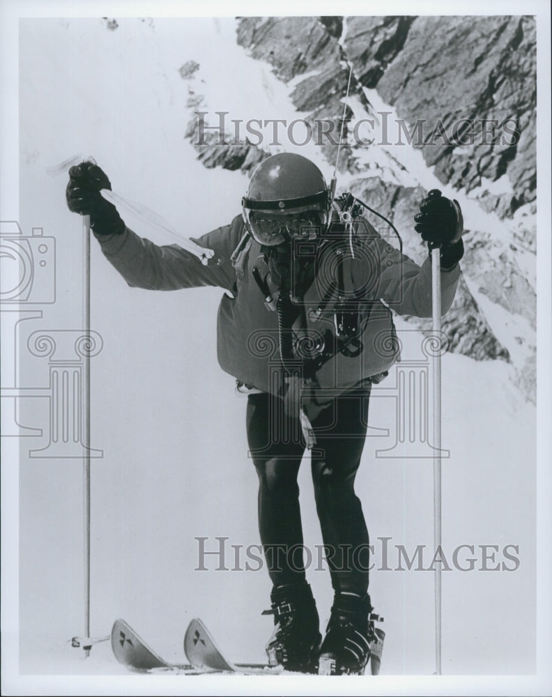 1975 Press Photo "the Man Who Skied Down Everest" Japanese Film Academy Award - Historic Images