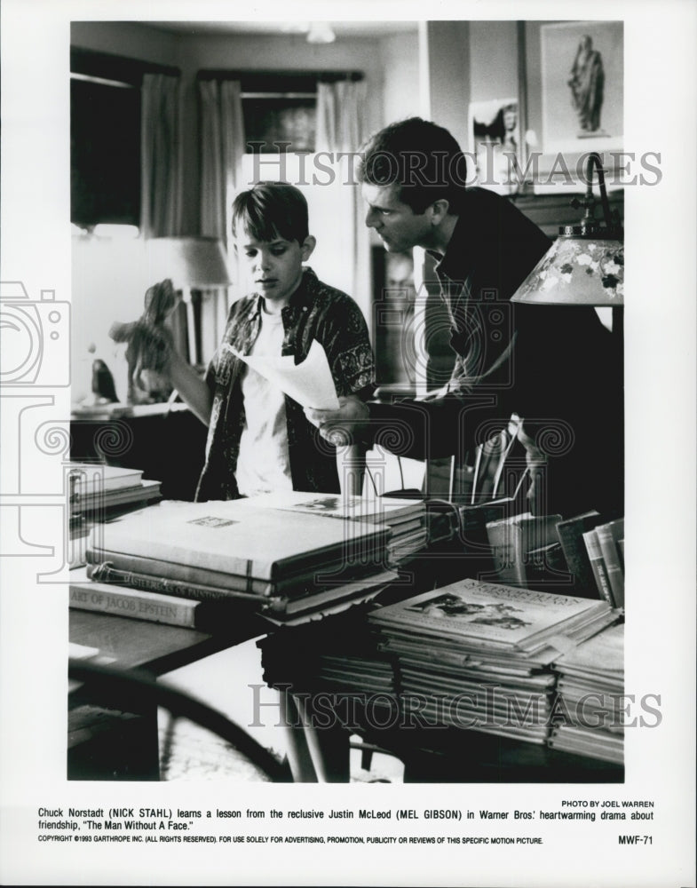 1993 Press Photo Nick Stahl and Mel Gibson in "The Man Without A Face" - Historic Images