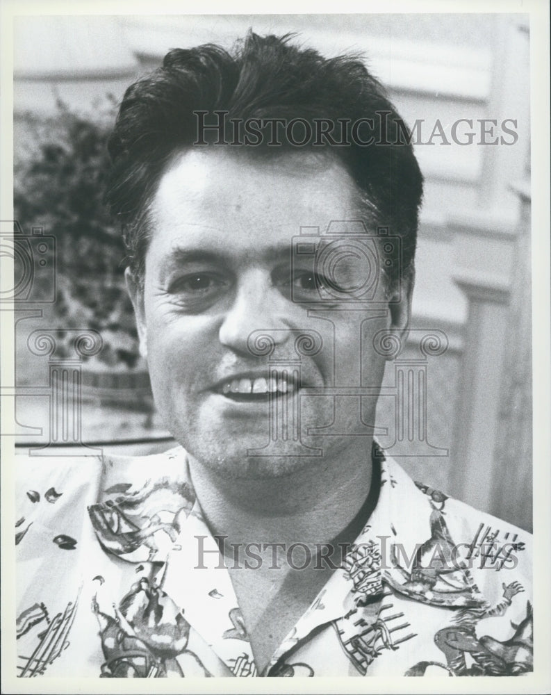 Press Photo An actor in a Hawaiian shirt in a film - Historic Images