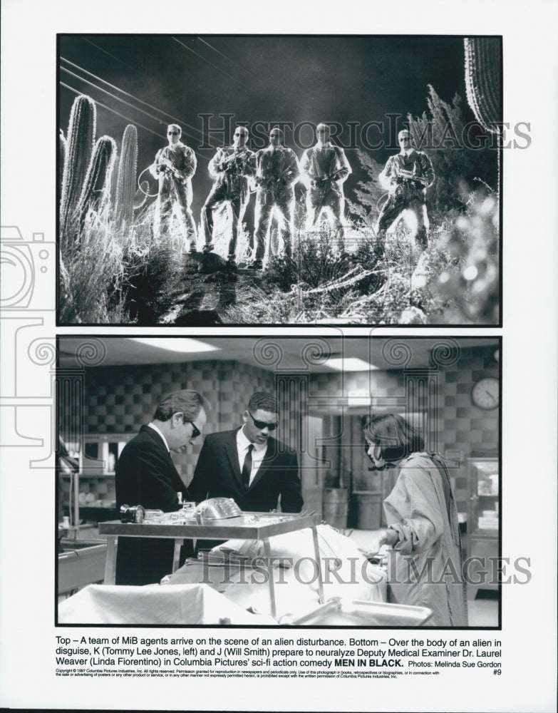 1997 Press Photo Actors Tommy Lee Jones And Will Smith In Film "Men In Black" - Historic Images