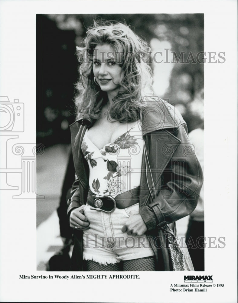 1995 Press Photo Actress Miro Sorvino In Woody Allen Film "Mighty Aphrodite" - Historic Images