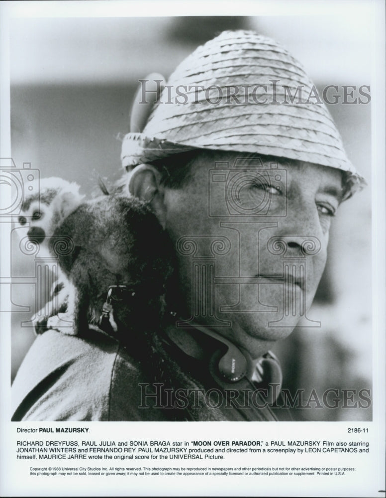 1988 Press Photo Director Paul Mazursky on Set "Moon Over Parador" Film - Historic Images