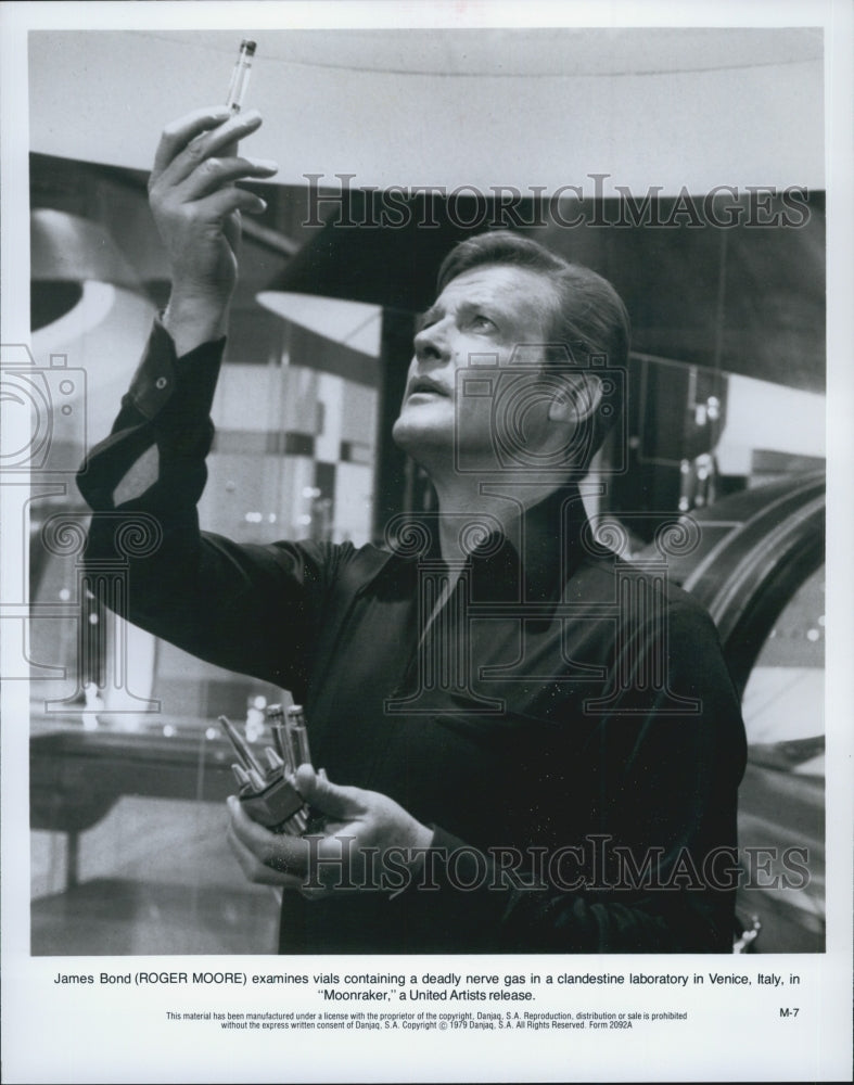1979 Press Photo "Moonraker" starring Roger Moore - Historic Images