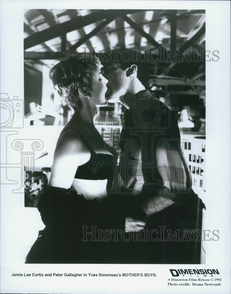 1994 Press Photo Jamie Lee Curtis and Peter Gallagher in "Mother's Boys" - Historic Images