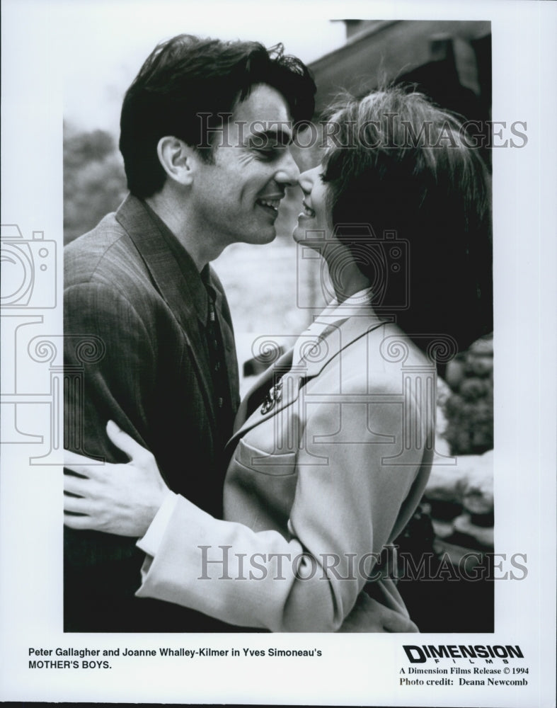 1994 Press Photo Peter Gallagher and Joanne Whalley-Kilmer in "Mother's Boys" - Historic Images