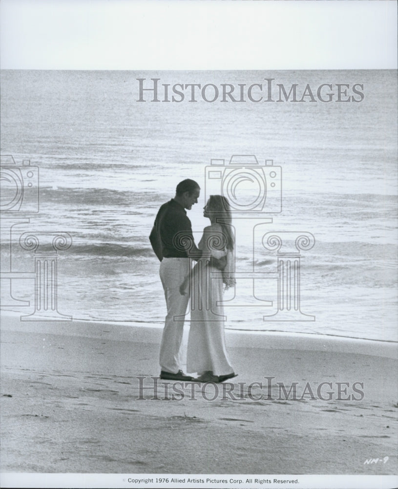 1976 Press Photo Unknown actor and actress in a movie scene - Historic Images