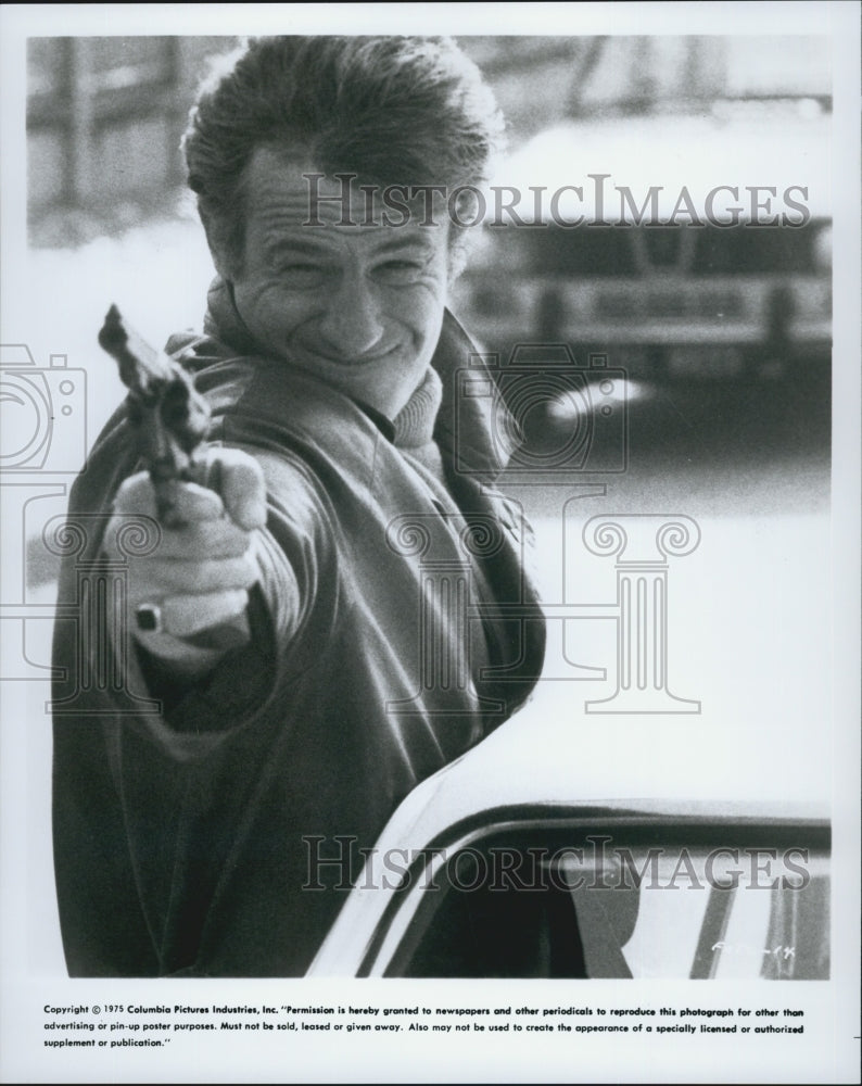 1975 Press Photo Movie Actor in Shooting Scene from Car Window - Historic Images