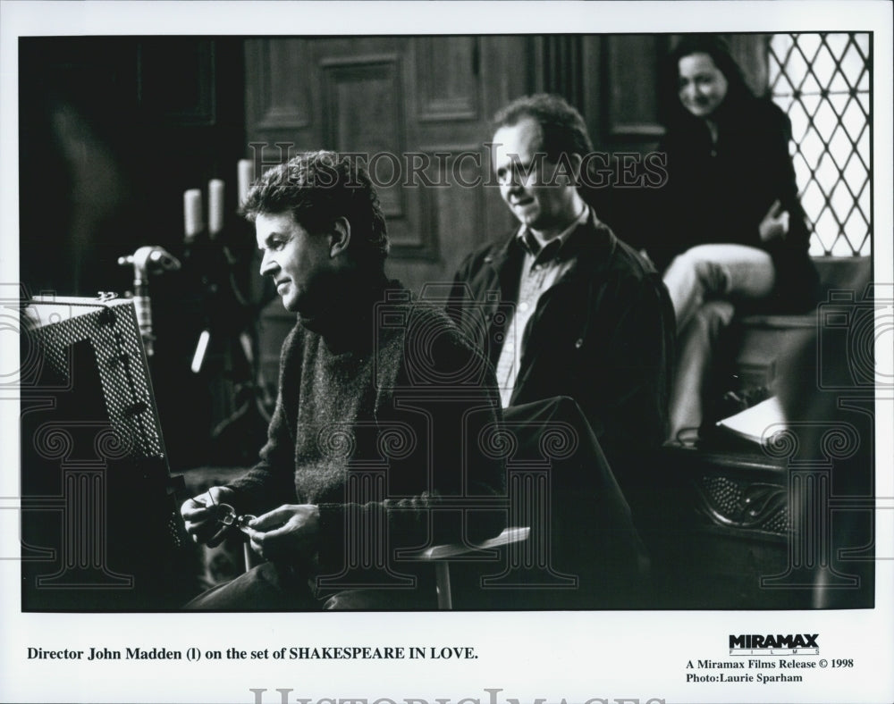 1998 Press Photo John Madden Director of &quot;Shakespeare in Love&quot; - Historic Images