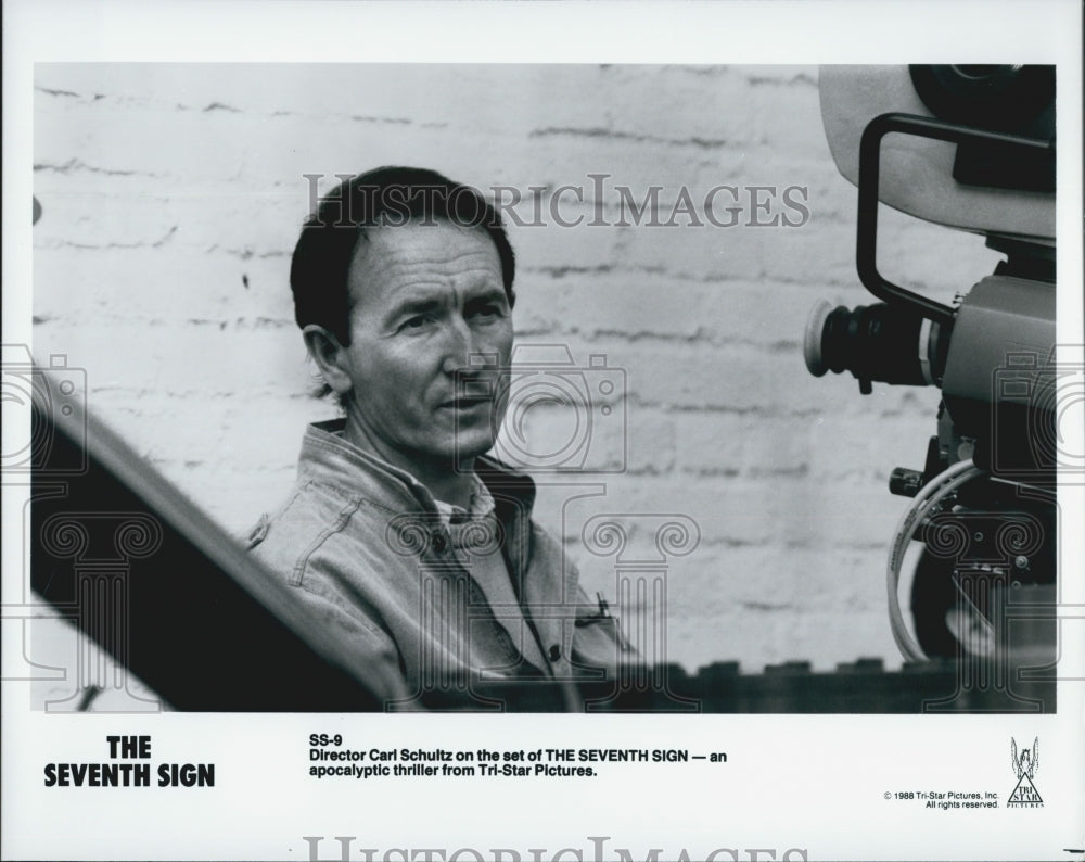 1988 Press Photo Director Carl Schultz on the set of &quot;The Seventh Sign&quot; - Historic Images