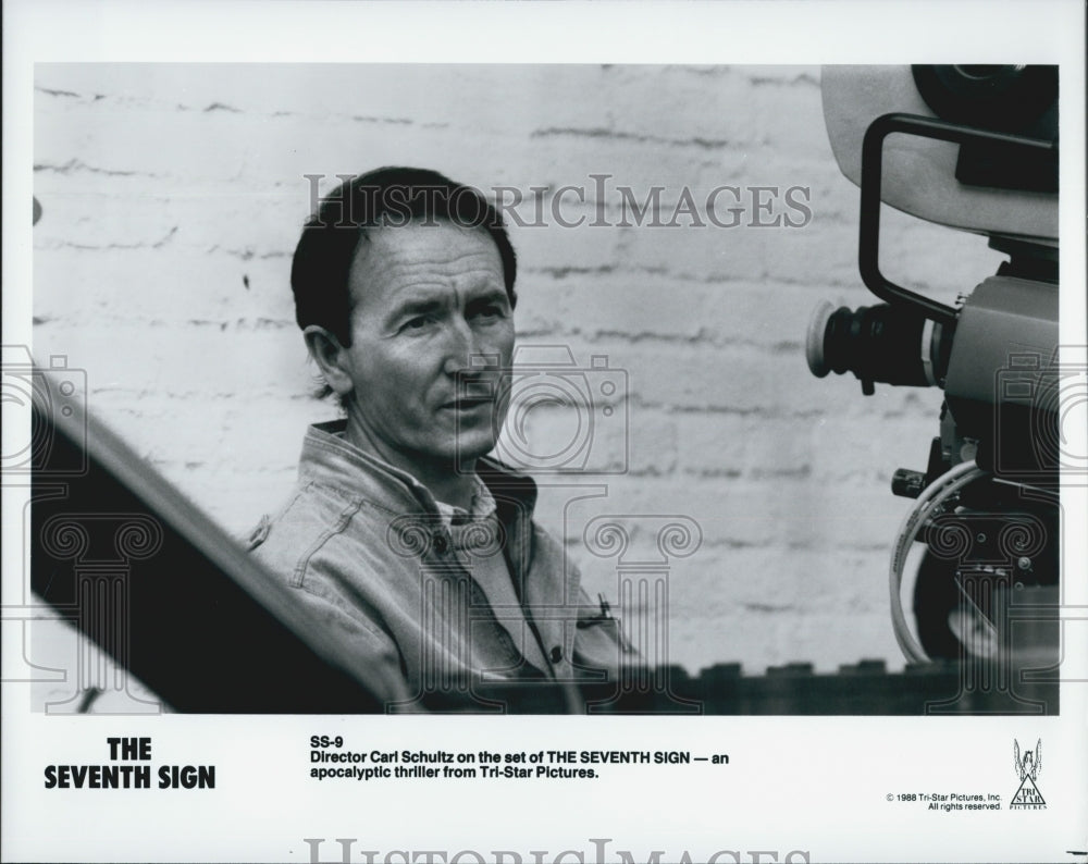 1988 Press Photo Director Carl Schultz on the set of "The Seventh Sign" - Historic Images