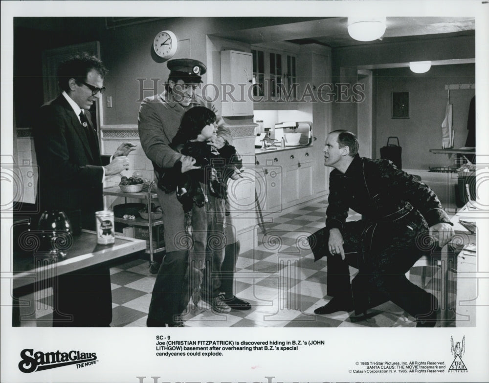 1985 Press Photo Fitzpatrick And Lithgow In &quot;Santa Clause:  The Movie&quot; - Historic Images