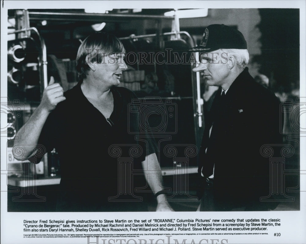 1987 Press Photo Director Fred Schepisi And Actor Steve Martin On Set &quot;Roxanne&quot; - Historic Images