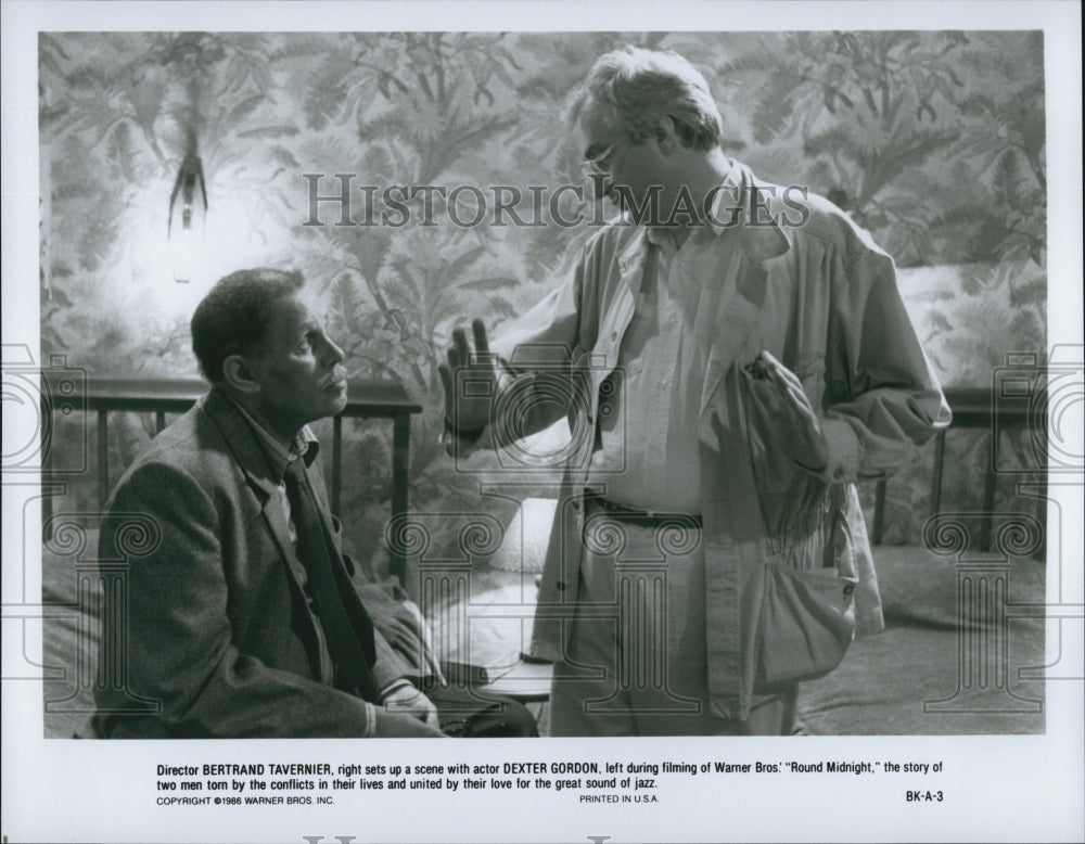 1986 Press Photo Bertrand Tavernier Directs Dexter Gordon for &quot;Round Midnight&quot; - Historic Images