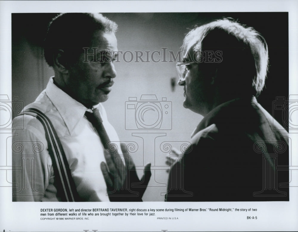 1986 Press Photo Bertrand Tavernier Directs Dexter Gordon for &quot;Round Midnight&quot; - Historic Images