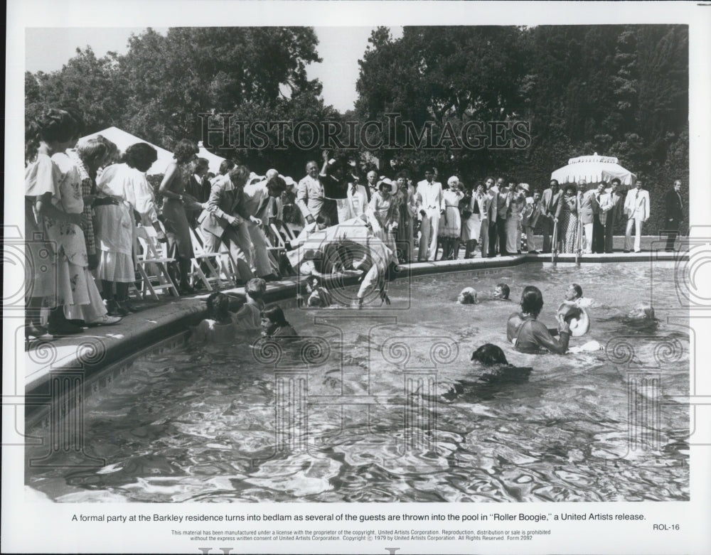 1979 Press Photo &quot;Roller Boogie&quot; a party &amp; swimming pool scene - Historic Images