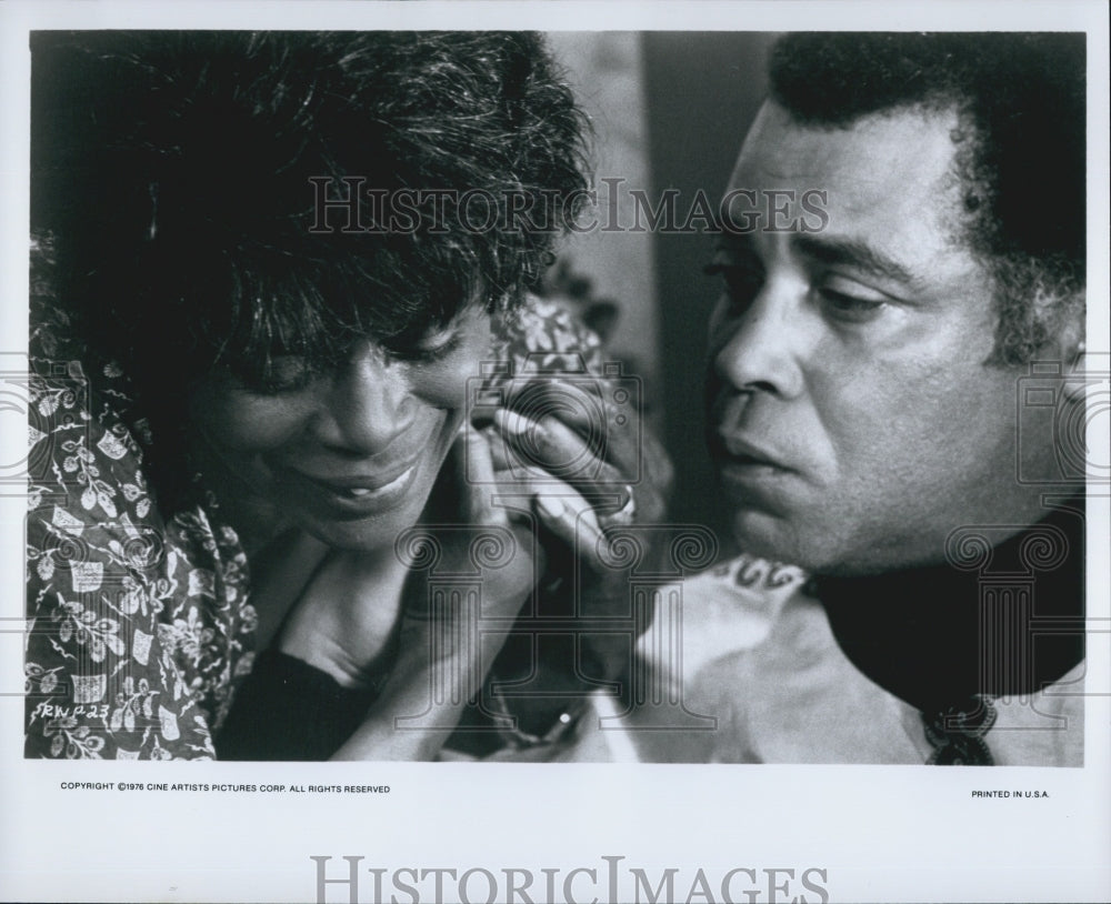 1976 Press Photo  Two actors in a Cine Artist movie - Historic Images