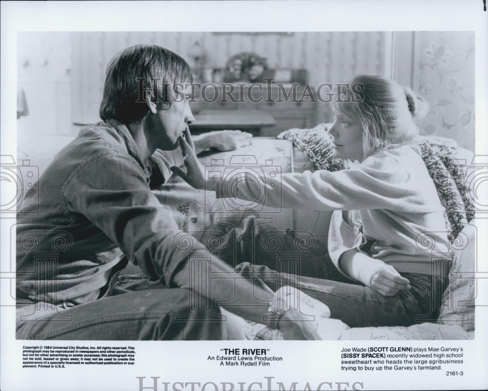 1984 Press Photo Scott Glenn and Sissy Spacek in "The River" - Historic Images