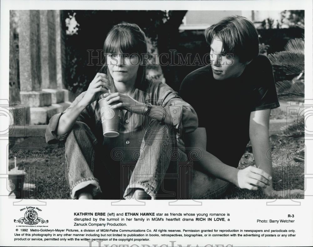 1992 Press Photo Kathryn Erbe &amp; Ethan Hawke Star In Rich In Love - Historic Images