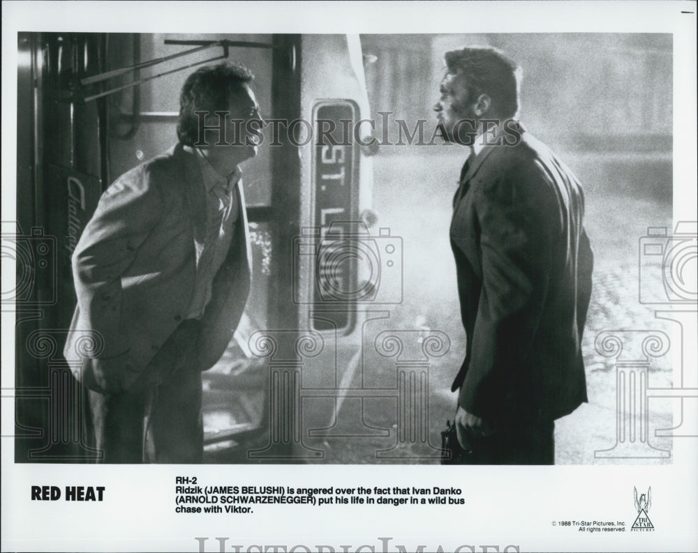 1988 Press Photo James Belushi And Arnold Schwarzenegger Star In Film &quot;Red Heat&quot; - Historic Images