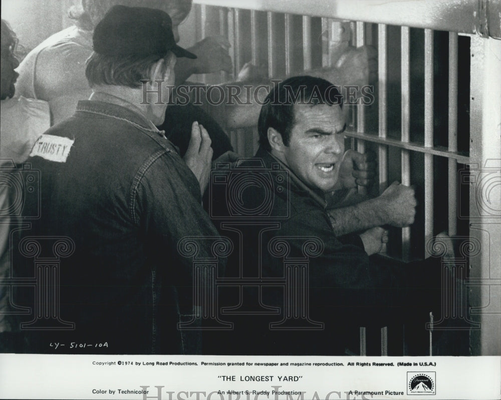 1974 Press Photo Burt Reynolds in &quot;The Longest Yard&quot; - Historic Images