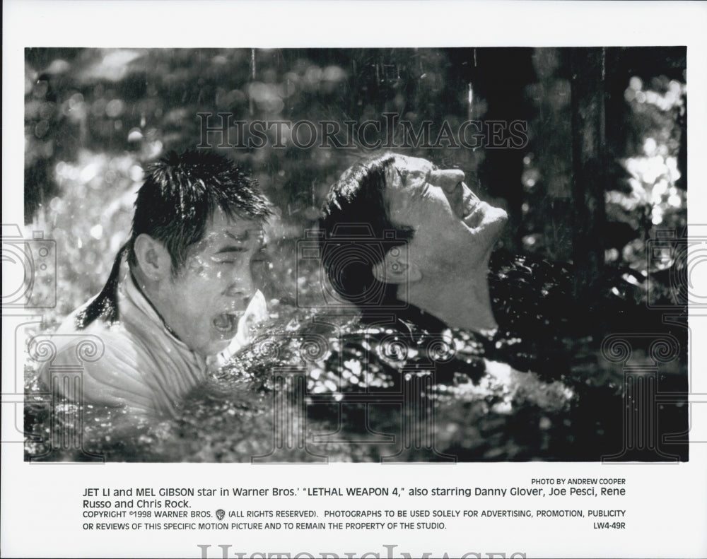 1998 Press Photo Jet Li & Mel Gibson in Scene from "Lethal Weapon 4" - Historic Images