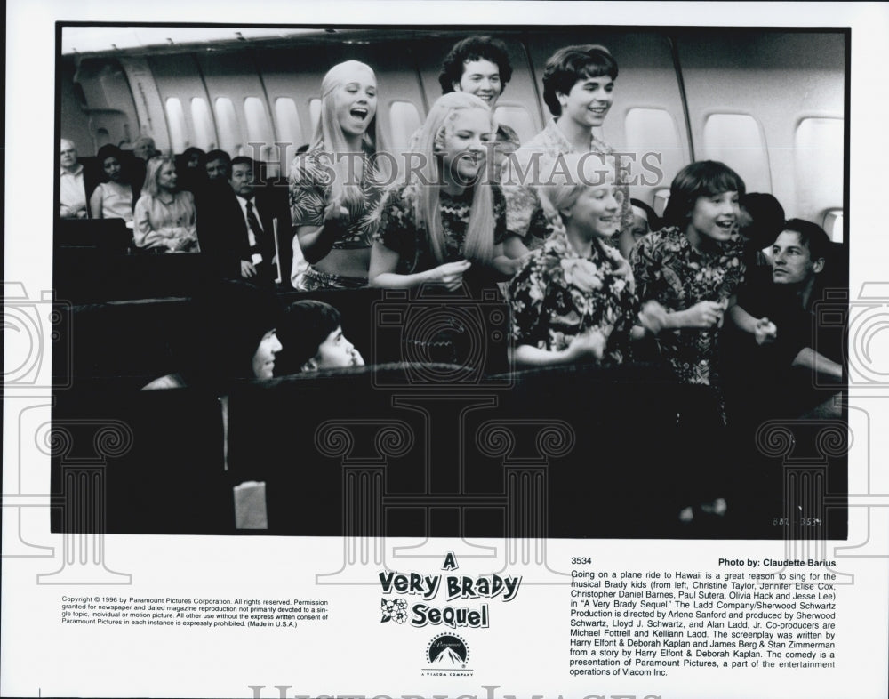 1996 Press Photo Christine Taylor, J. Cox, C. Barnes "A Very Brady Sequel" - Historic Images