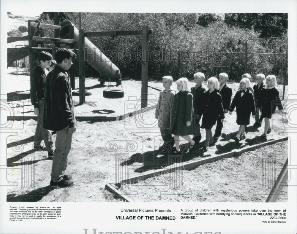 1995 Press Photo Scene From Science Fiction Film &quot;Village Of The Damned&quot; - Historic Images