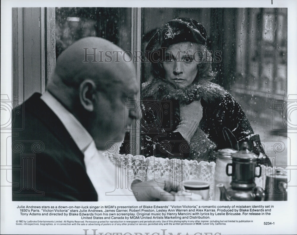 1982 Press Photo Actress Julie Andrews Starring In Comedy Film "Victor/Victoria" - Historic Images