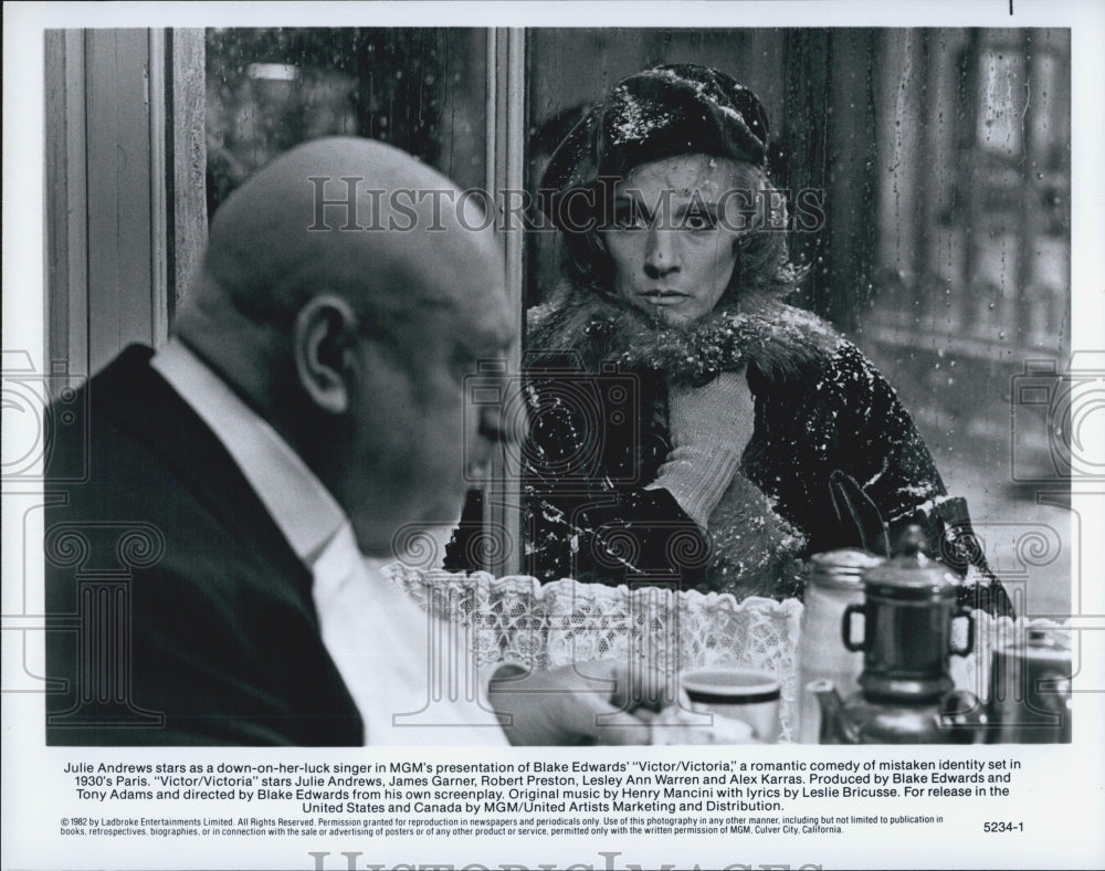 1982 Press Photo Actress Julie Andrews Starring In Comedy Film "Victor/Victoria" - Historic Images