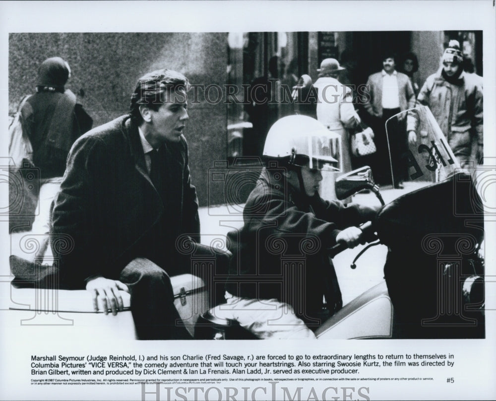 1987 Press Photo Actors Judge Reinhold And Fred Savage Star In Film "Vice Versa" - Historic Images