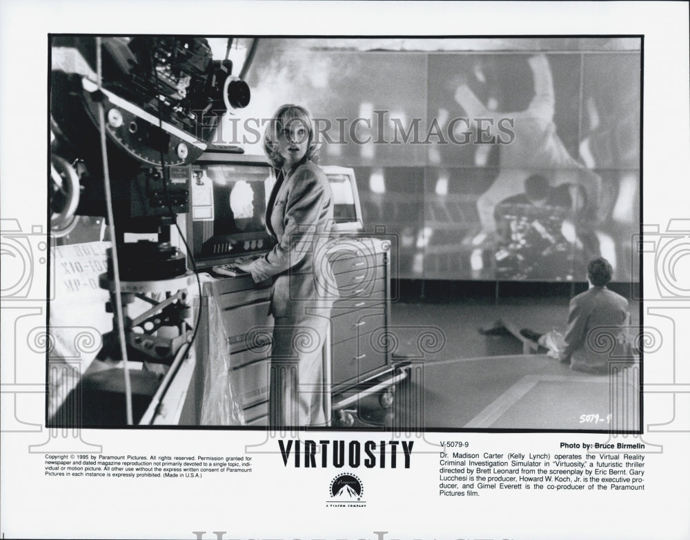 1995 Press Photo "Virtuosity" starring  Kelly Lynch - Historic Images