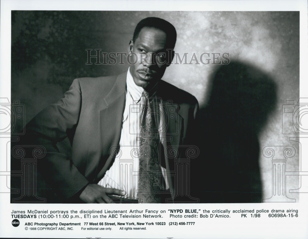 1998 Press Photo Actor James McDaniel In Drama ABC TV Series &quot;NYPD Blue&quot; - Historic Images