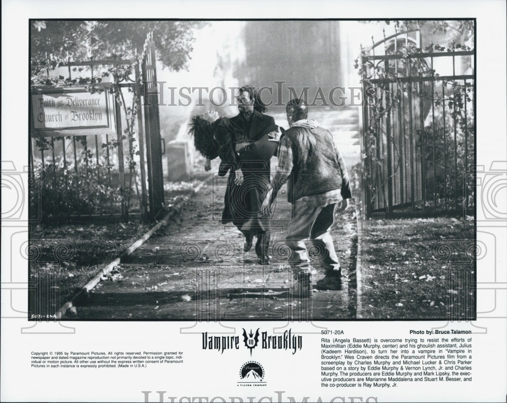 1995 Press Photo Angela Bassett and Eddie Murphy in &quot;Vampire in Brooklyn&quot; - Historic Images